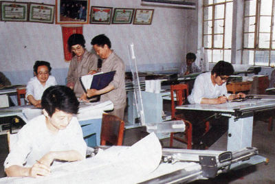從1984年第一季度到抓管理上登記全面提高企業(yè)素質(zhì)驗(yàn)收前，采取分線檢查、總結(jié)成績(jī)、找出差距、提出措施、限期整改的方法，使各項(xiàng)工作在整頓中鞏固提高，在鞏固提高中進(jìn)行再整頓，再提高。