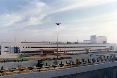 1995年5月30日，山推與日本小松株式會(huì)社合資成立小松山推工程機(jī)械有限公司