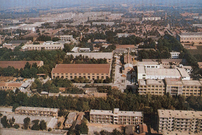 推土機(jī)總廠本部廠區(qū)。山東推土機(jī)總廠建立時(shí)，固定資產(chǎn)原值為2569萬元，占地面積為517538平方米，建筑面積為170861平方米。