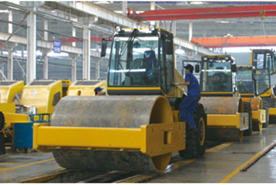 2002年2月，由履帶廠開發(fā)研制的YZ18液壓振動(dòng)壓路機(jī)，順利下線。