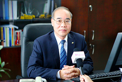 張秀文董事長(zhǎng)在接受中國(guó)山東網(wǎng)專題采訪時(shí)，就公司踐行“厚道魯商”倡樹行動(dòng)進(jìn)行回答，介紹了山推把“仁義、誠(chéng)信、厚道”的文化精髓融入到生產(chǎn)經(jīng)營(yíng)的全過程的典型做法和“誠(chéng)敬做產(chǎn)品，誠(chéng)信做企業(yè)”的經(jīng)營(yíng)理念，在工程機(jī)械行業(yè)樹立起了“厚德堅(jiān)韌”的山東國(guó)企形象