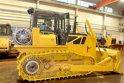 世界上第一臺(tái)燃?xì)庑吐膸酵仆翙C(jī)——SD20-5（LNG）在研究總院新產(chǎn)品試制中心下線。SD20-5（LNG）履帶式推土機(jī)是公司順應(yīng)行業(yè)發(fā)展趨勢(shì)開發(fā)的一款節(jié)能、環(huán)保產(chǎn)品，整機(jī)采用天然氣專用發(fā)動(dòng)機(jī)，燃燒后無積炭，滿足stageIIIA排放，壽命更長(zhǎng)，維修頻率更低。