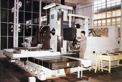 BPN-13B(R4)數(shù)控臥式加工中心。廠房擴(kuò)建加大，設(shè)備填平補(bǔ)齊，增加精、大、稀設(shè)備，新上生產(chǎn)線，提高企業(yè)裝備素質(zhì)，使山推廠成為名副其實(shí)的大馬力推土機(jī)生產(chǎn)廠。