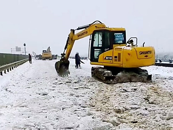 除雪保暢，山推鐵肩道義勇?lián)厝危? /> 
            <div   id=