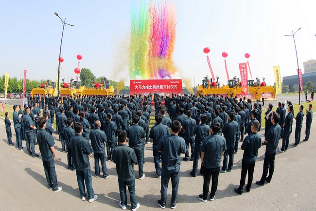 5月17日，山推向中煤平朔集團(tuán)一次性交付六臺(tái)中國(guó)最大馬力推土機(jī)。